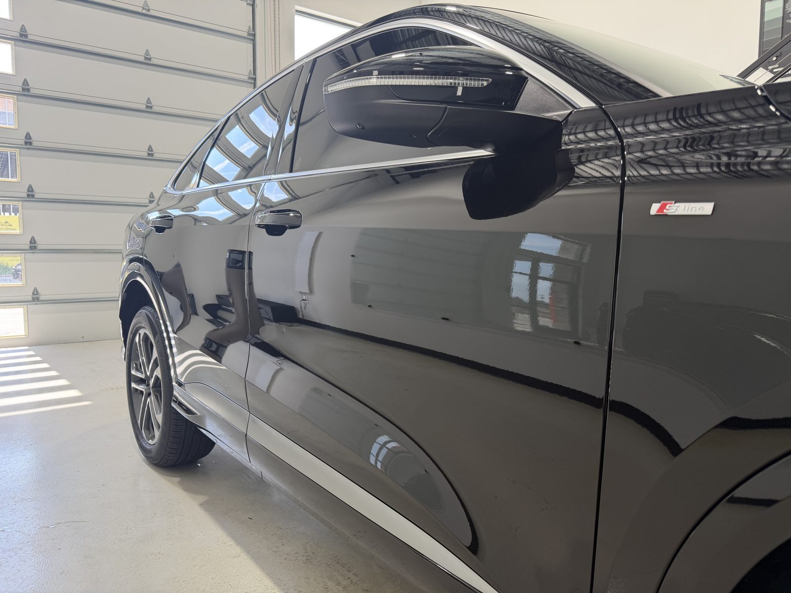 Swirl-free reflections in the black door of a ceramic coated Audi Q5 Sportback